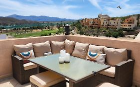 Ático esquinero con preciosas vistas al Valle del Este Golf con piscina comunitaria!